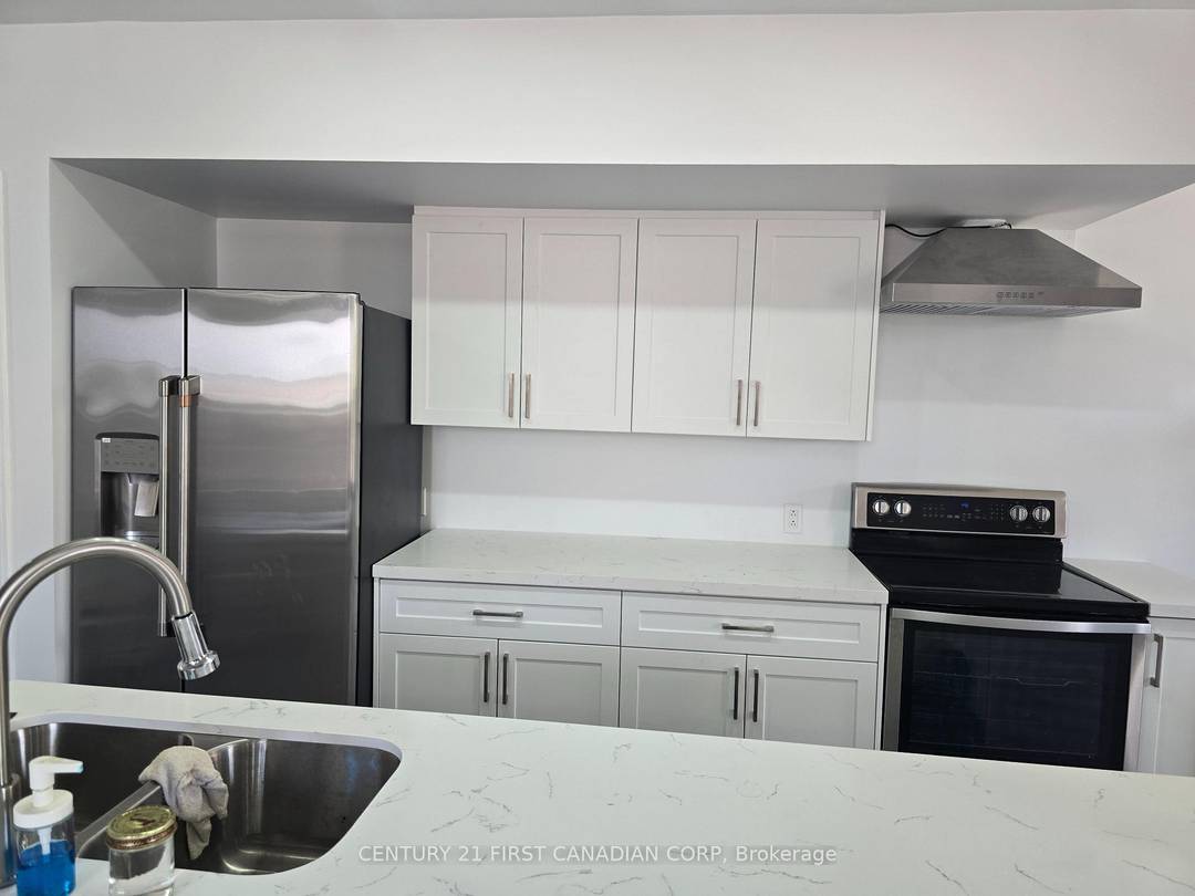 Beautiful, 2nd Level unit in a Duplex in a friendly neighborhood close to downtown.