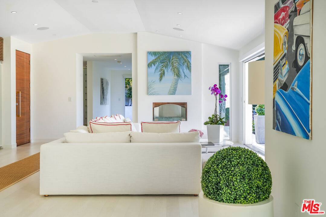 9422   Readcrest Dr Beverly Hills LA