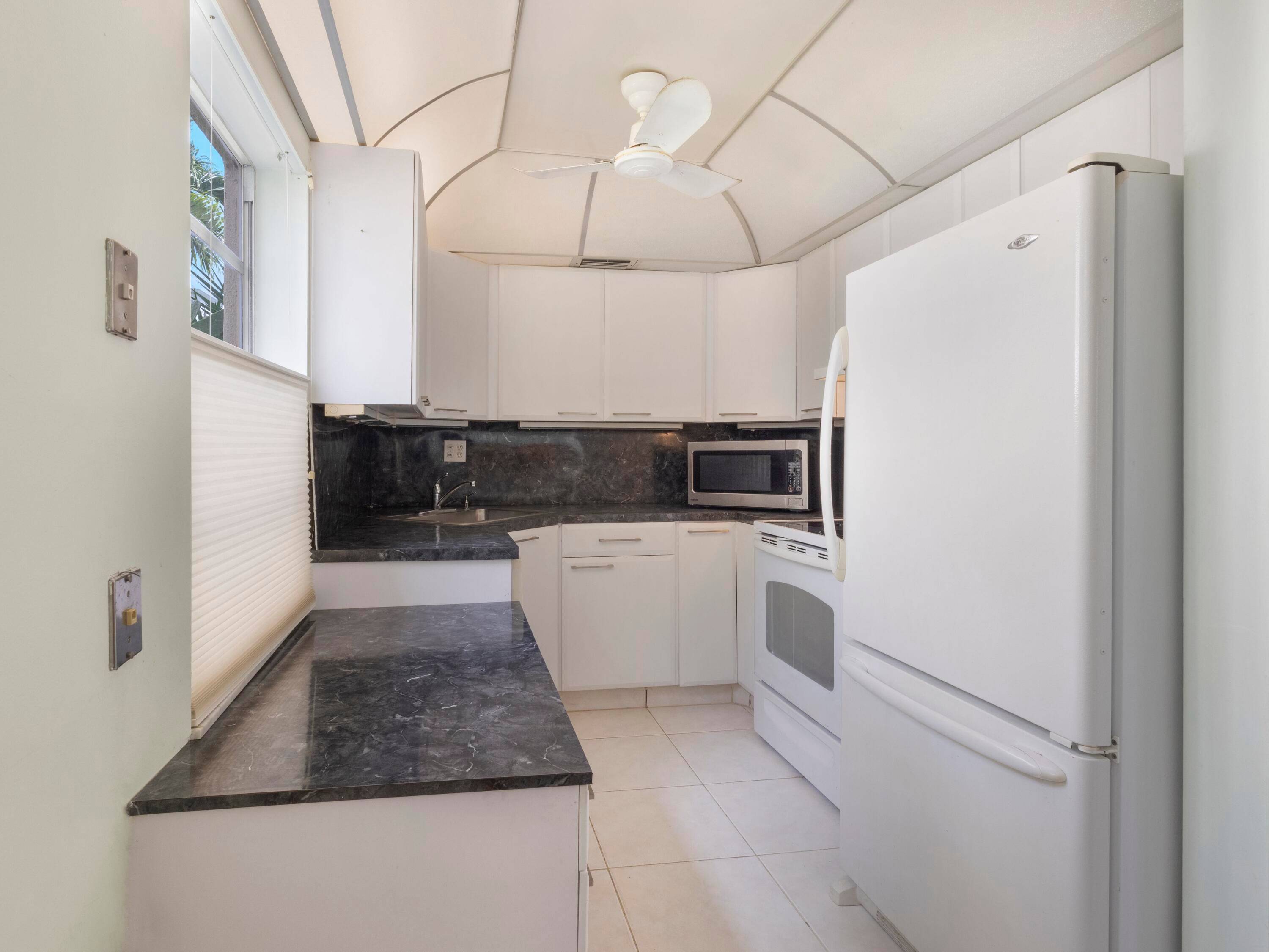 Welcome to this charming 1st floor 2 2 bedroom condo in the desirable Burgundy section of Kings Point Golf and Country Club.