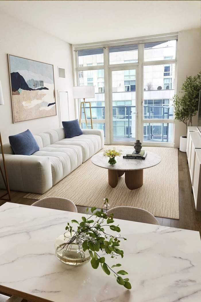 Close proximity to Lincoln Center, Time Warner Center, Whole Foods and Central Park !