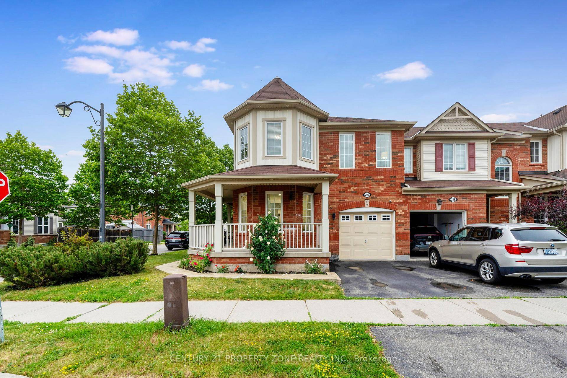 Welcome to this one of a kind Corner Townhouse with the feel of semi detached, lower property taxes, located in one of Milton's most sought after neighborhoods.