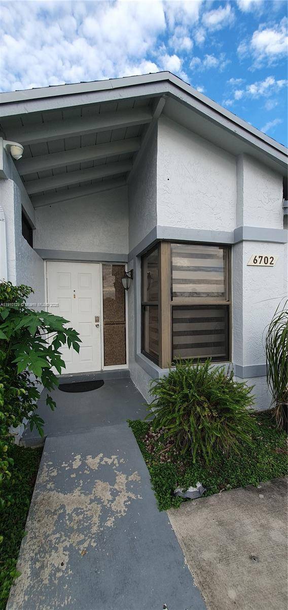 ON SUPRA NO APPOINTMENT VERY IMPORTANT, AS PER SELLER, IT IS POSSIBLE THAT THE SELLER WILL CONTRIBUTE WITH THE BUYER CLOSING COSTS UP TO 1, 500 AT CLOSING, DEPENDING ON ...