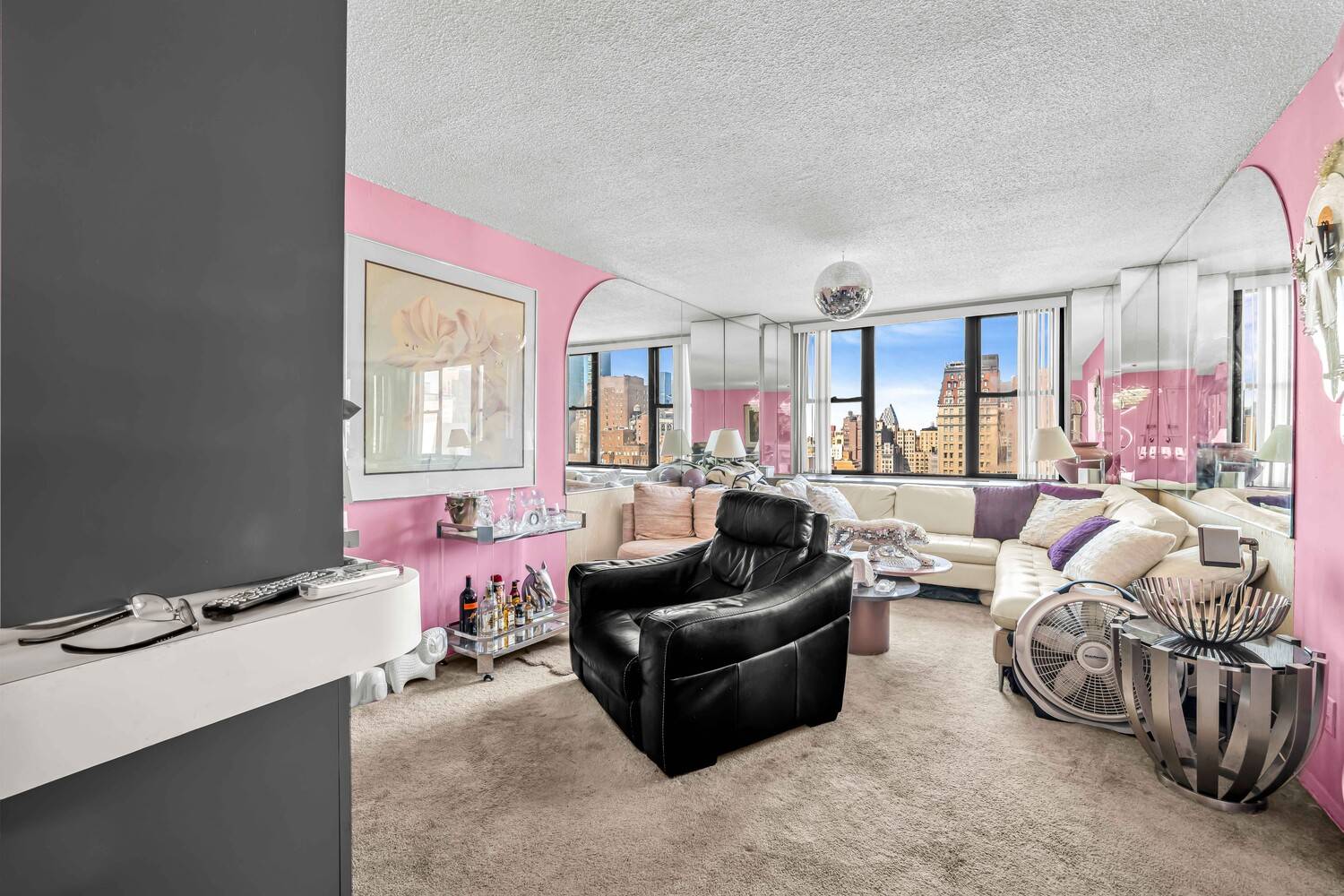 Welcome to 201 East 17th Street, Unit 22F, nestled in the vibrant Gramercy Park neighborhood of New York City !