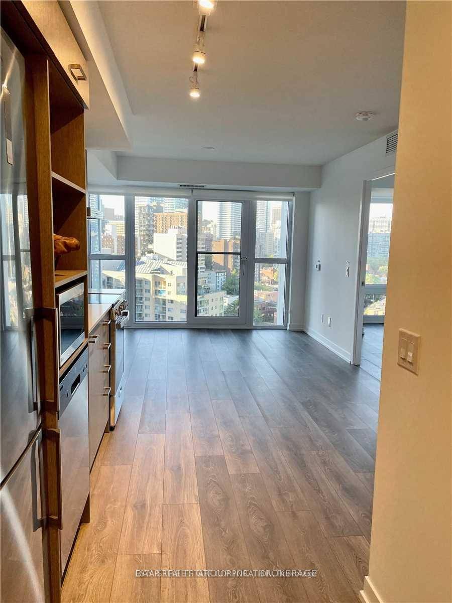 2 Bedrooms Corner Unit amp ; 1 Spacious Bathroom Of 619 Sf.