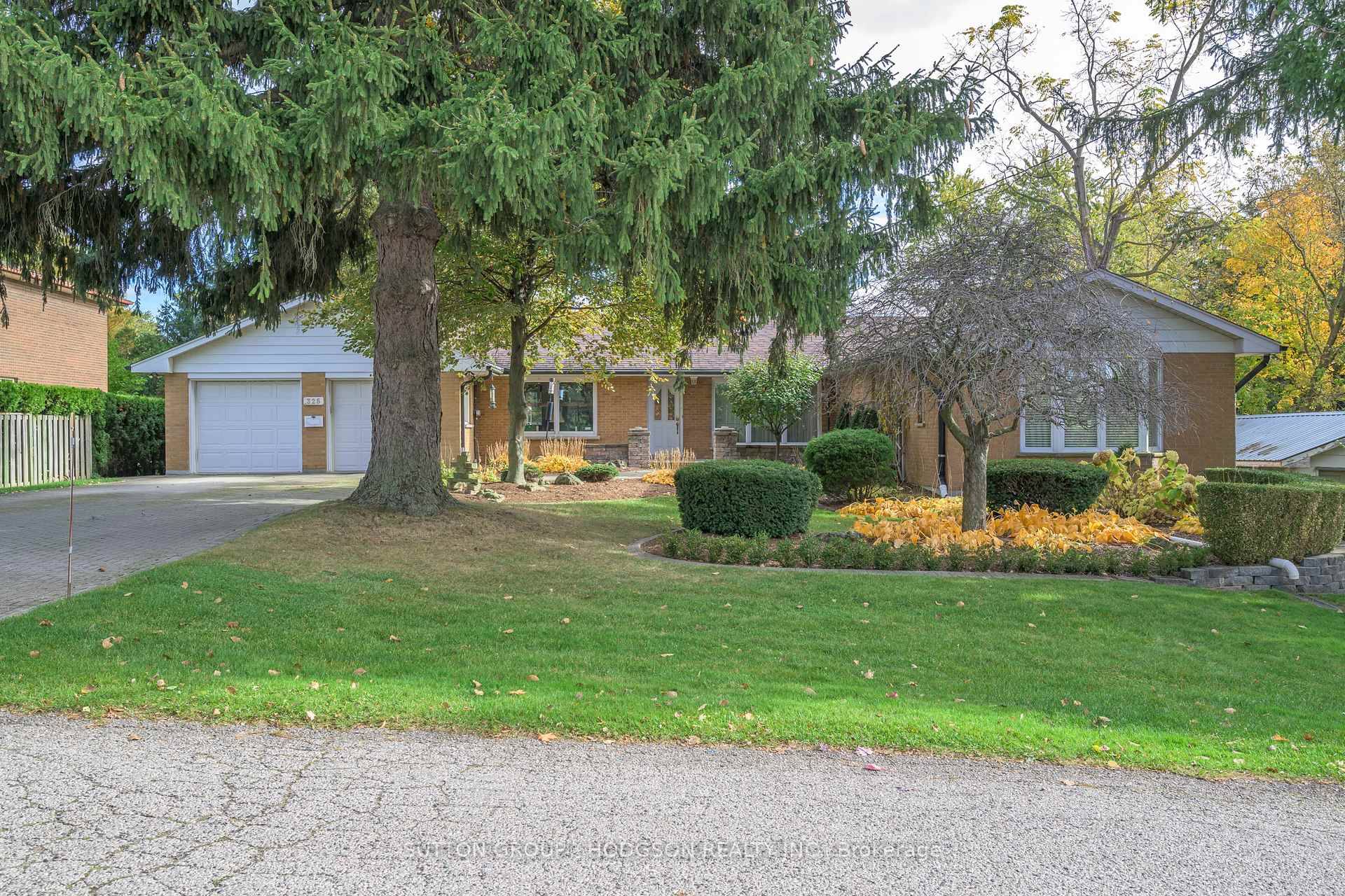 Nestled in London's prestigious Thames Valley neighbourhoods, this home offers an unbeatable location surrounded by nature, recreation and convenience.