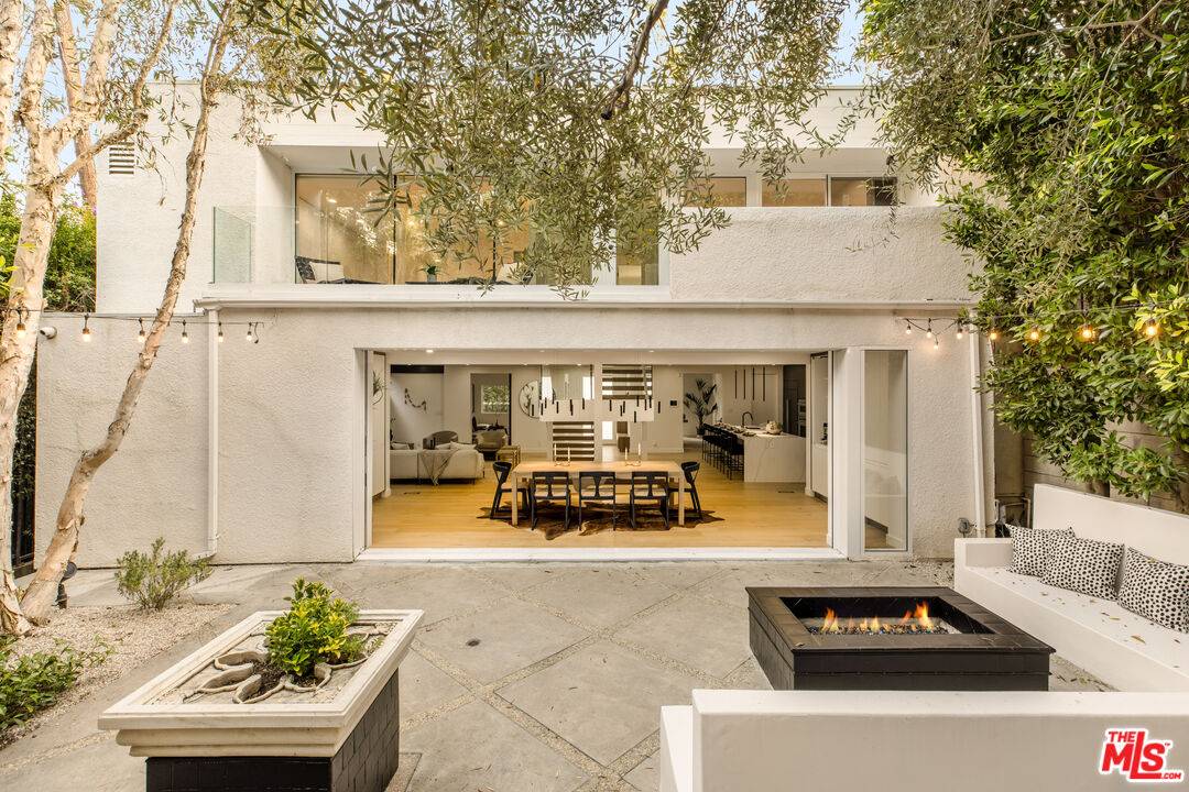 366 N Kenter Ave 4BR Brentwood La
