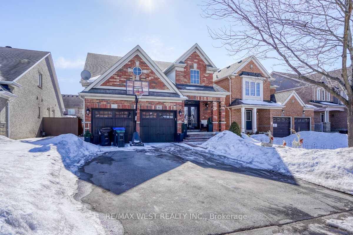 Beautiful and well maintained 4 bedroom, 3 bathroom bungaloft in prime Bradford location.