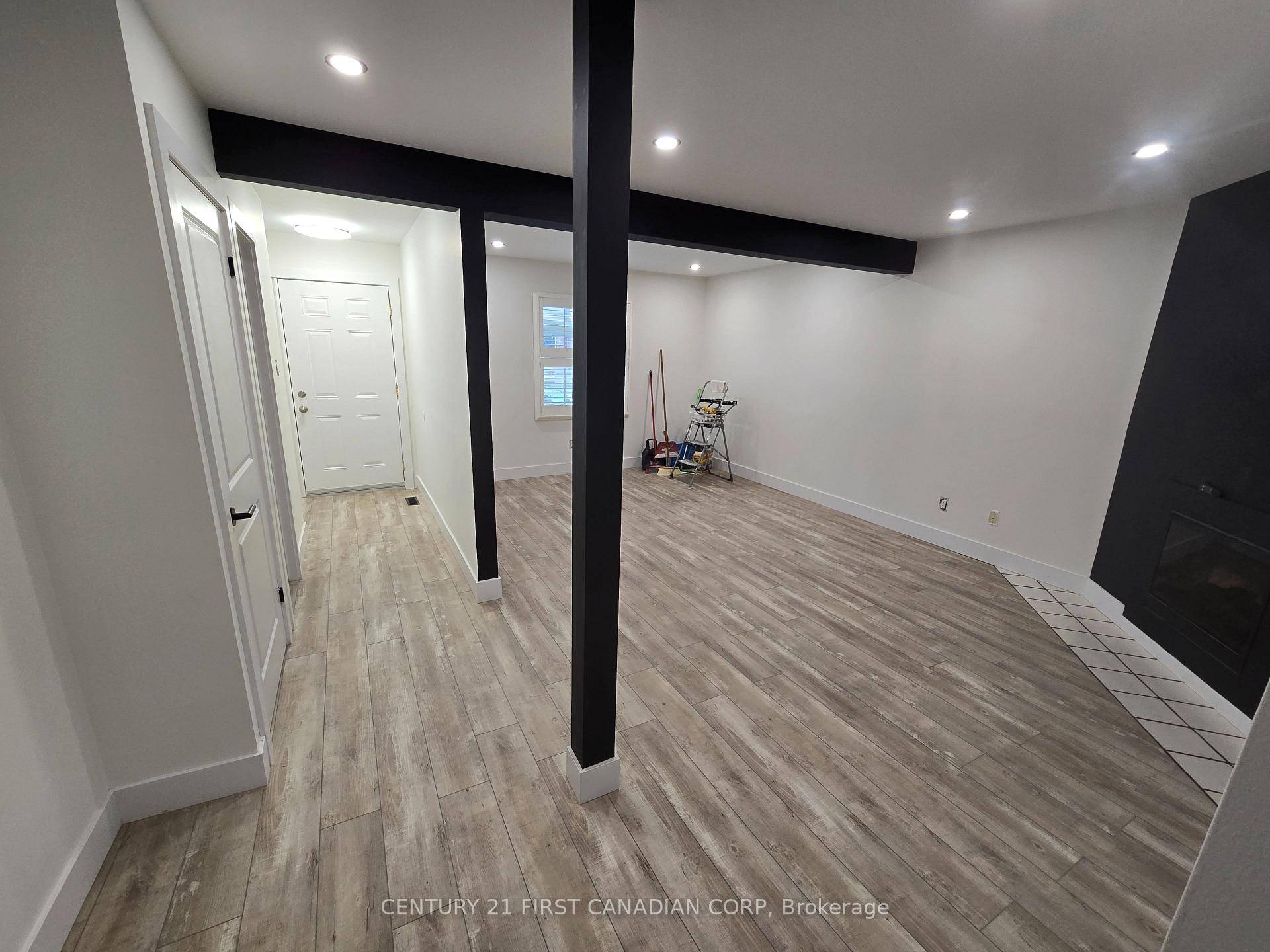 Fully updated lovely townhouse at desired byron area.