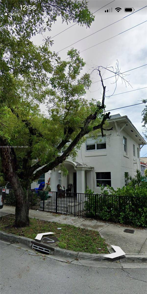 Excellent Investment Opportunity Duplex Converted to Triplex in Prime Downtown Miami Location !