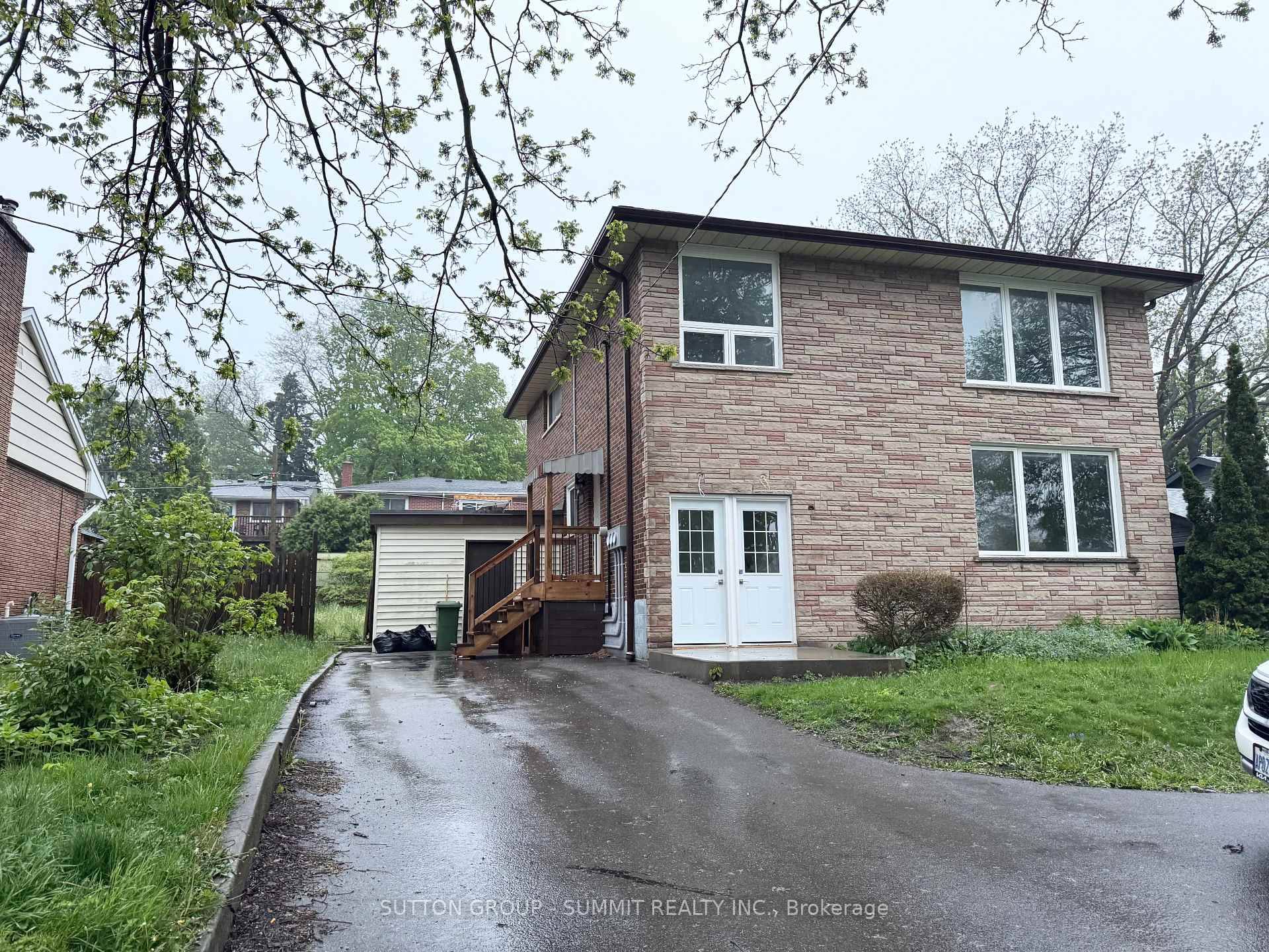 This beautifully renovated three bedroom upper unit is located in a charming triplex in one of Hamilton Mountains most desirable neighbourhoods, Westcliffe.