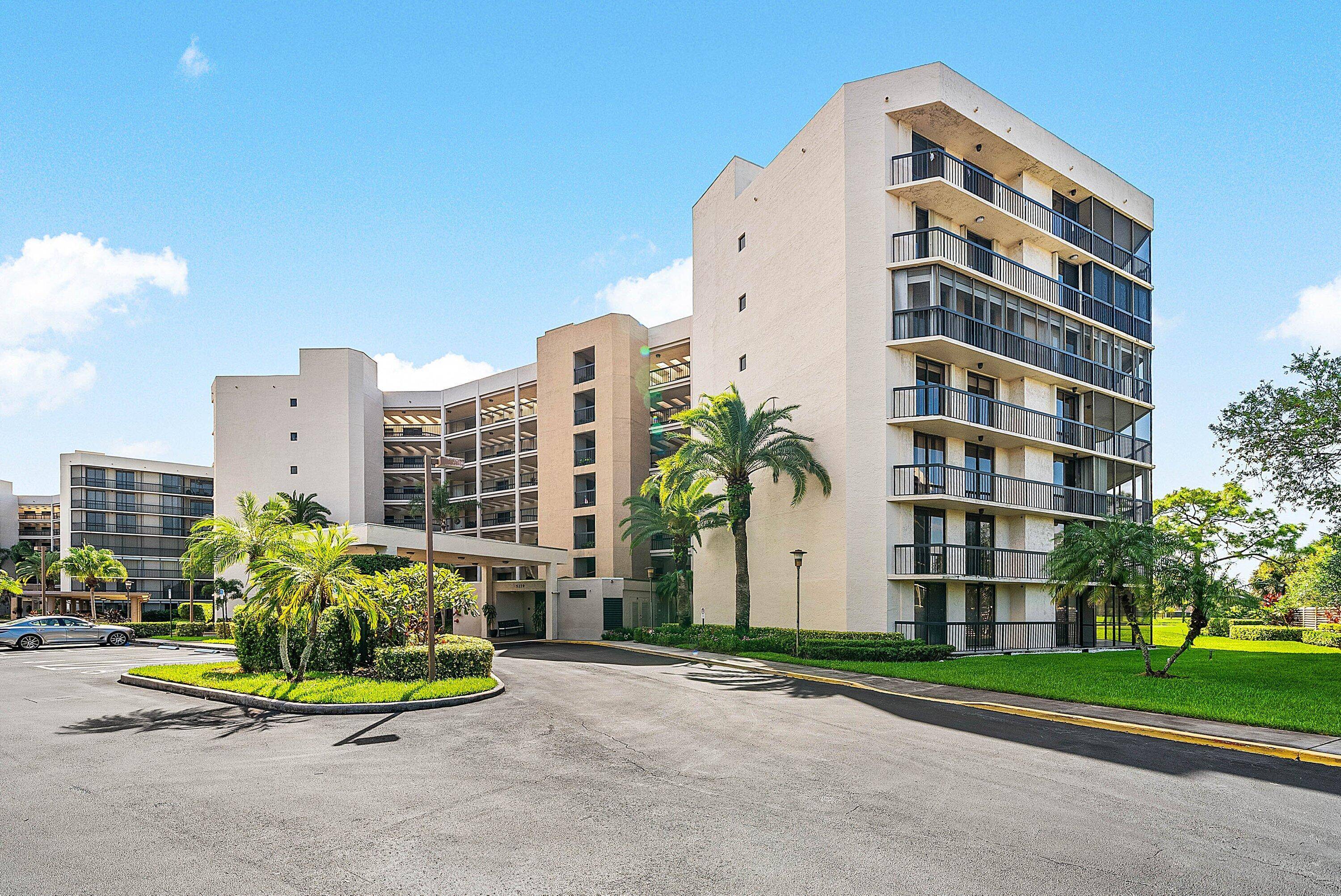 Gorgeous Views of Golf Course, pool and lake !
