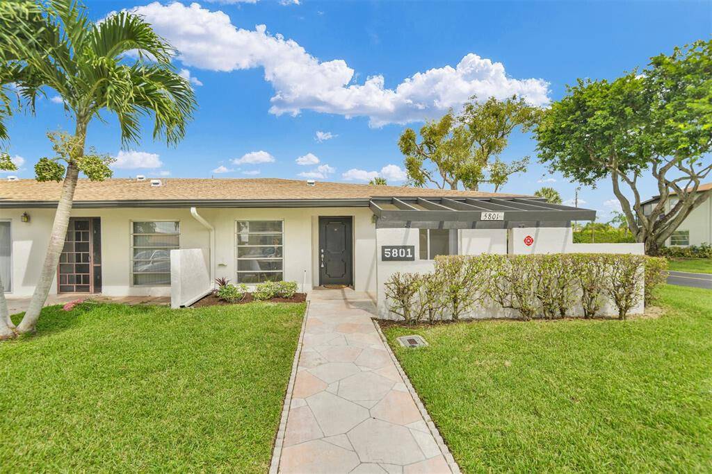 Priced to sell ! ! Lakefront Villa, located in a serene 55 senior community of Palm Greens.