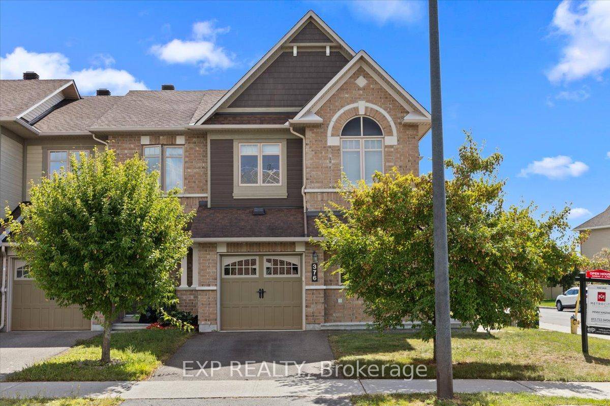 Welcome to this spacious Minto Hampton townhouse.