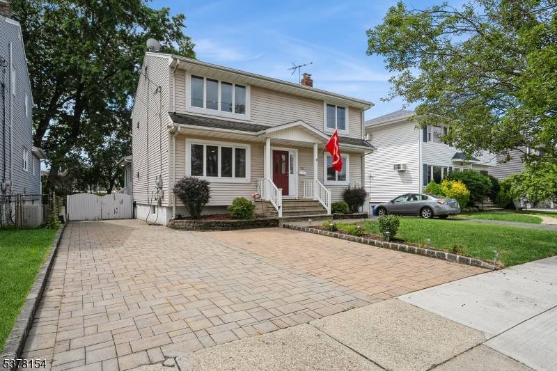 Discover this exceptional 2 family home in an outstanding location, perfect for investors.