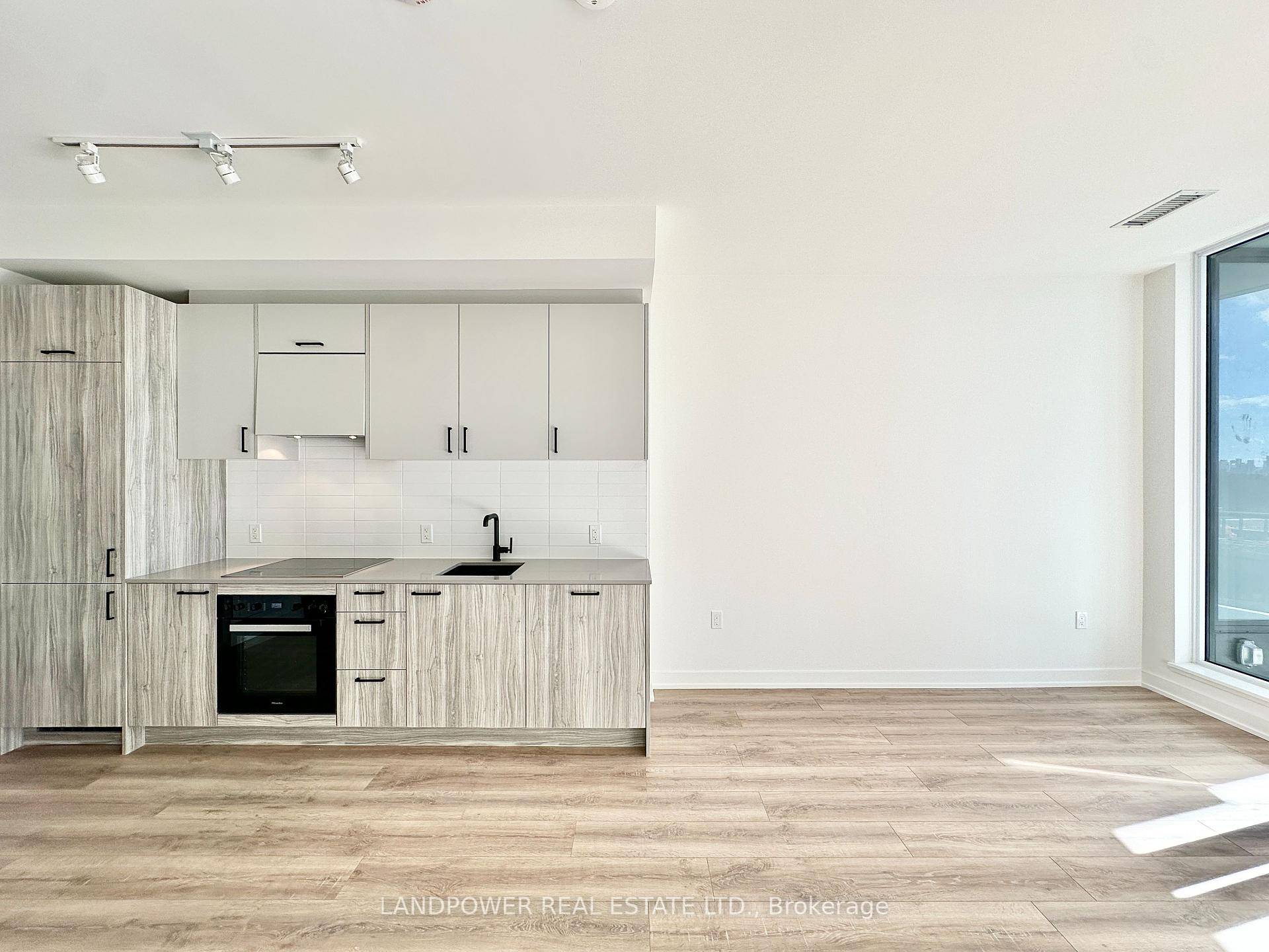 Welcome to the brand new Crest Condos by award winning builder Aspen Ridge Homes, located in the highly anticipated Crosstown Community in Central North York.