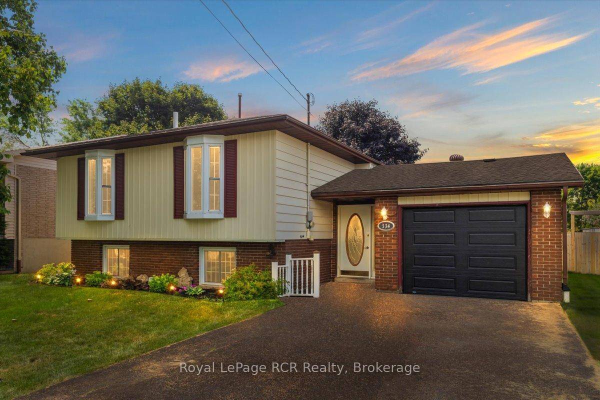 This home is the perfect combination of comfort and affordability with this raised bungalow situated in a desirable, well established neighborhood that backs onto a park.