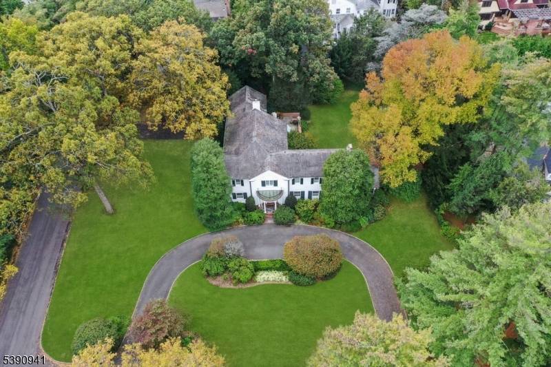 MAGNIFICENT SHORT HILLS ESTATE Set atop 0.