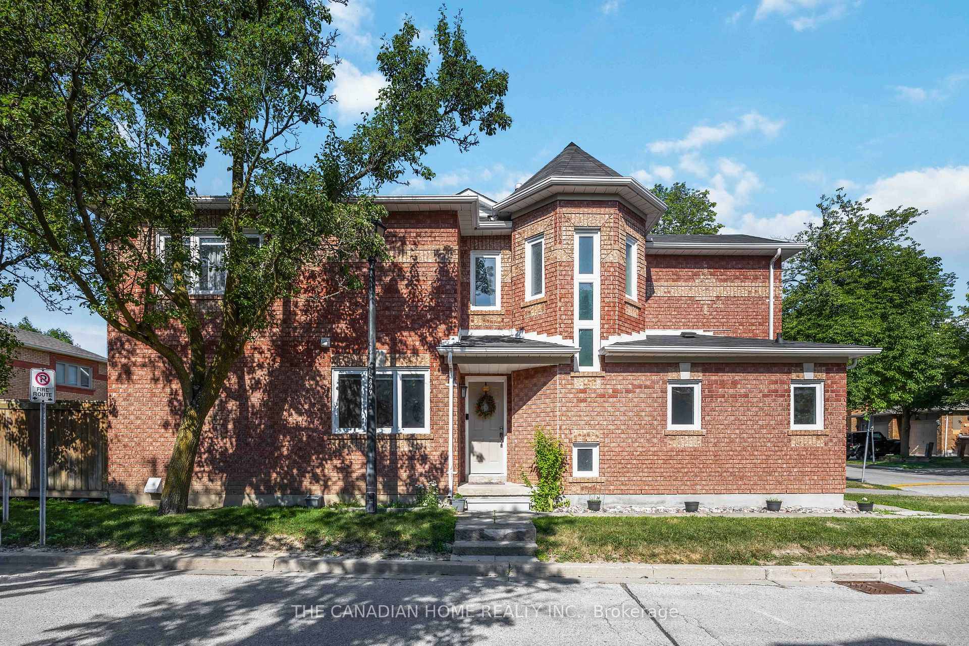 Immaculate 3 1 Bedroom, 3 1 Bathroom Townhome in Sought After Location in Newmarket, This beautiful Home is an End Unit features Tiled Foyer, Eat In Kitchen with Walkout to ...