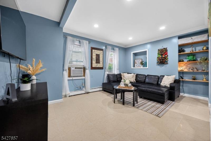 NICE TWO FAMILY HOUSE IN A VERY QUIET NEIGHBORHOOD CLOSE TO TRANSPORTATION NYC CLOSE TO SCHOOLS PARK SHOPPINGS 1ST FLOOR 2BRS, LR, KIT, FULL BATH 2ND FLOORN 3BRS LR, KIT, ...