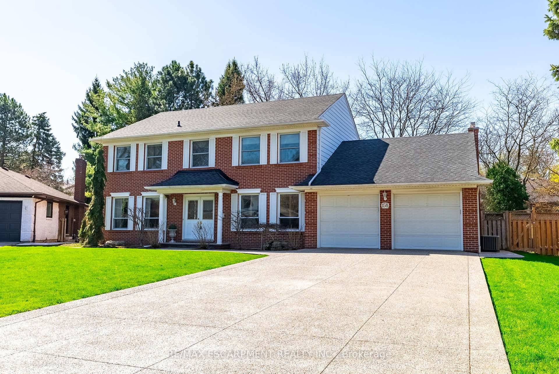 Welcome to your dream home, tucked away on a quiet court in one of Ancasters most desirable neighbourhoods.