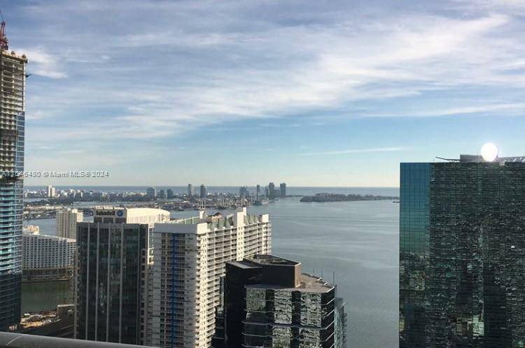 Impeccable FULLY FURNISHED 1 Bed Den 2 Bath condo w 880 interior sq ft with amazing bay view !