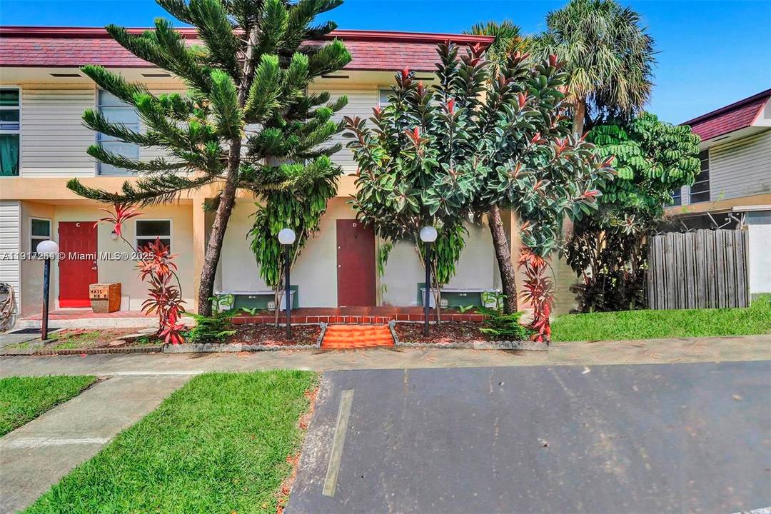 BLOW YOUR MIND AWAY ! This renovated 4 BD 3 BA townhouse style condo in Hollywood, FL, offering approximately 1, 700 SQFT of living space.