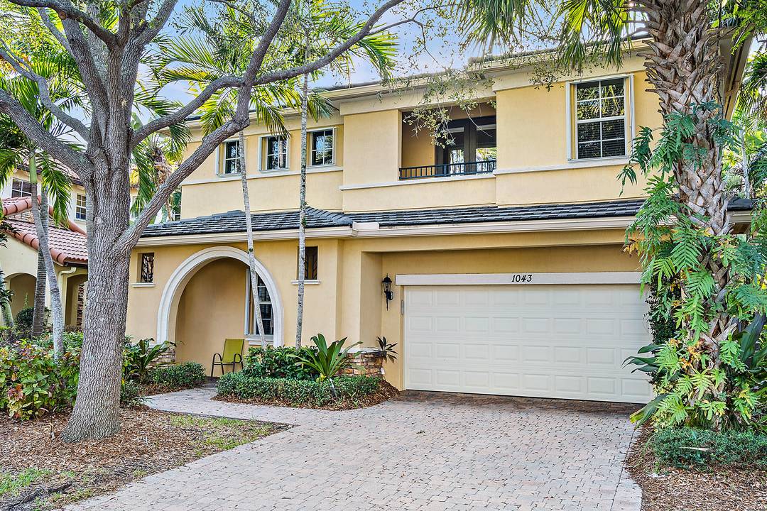 SEASONAL FULLY FURNISHED Escape to paradise this winter in the heart of Palm Beach Gardens !
