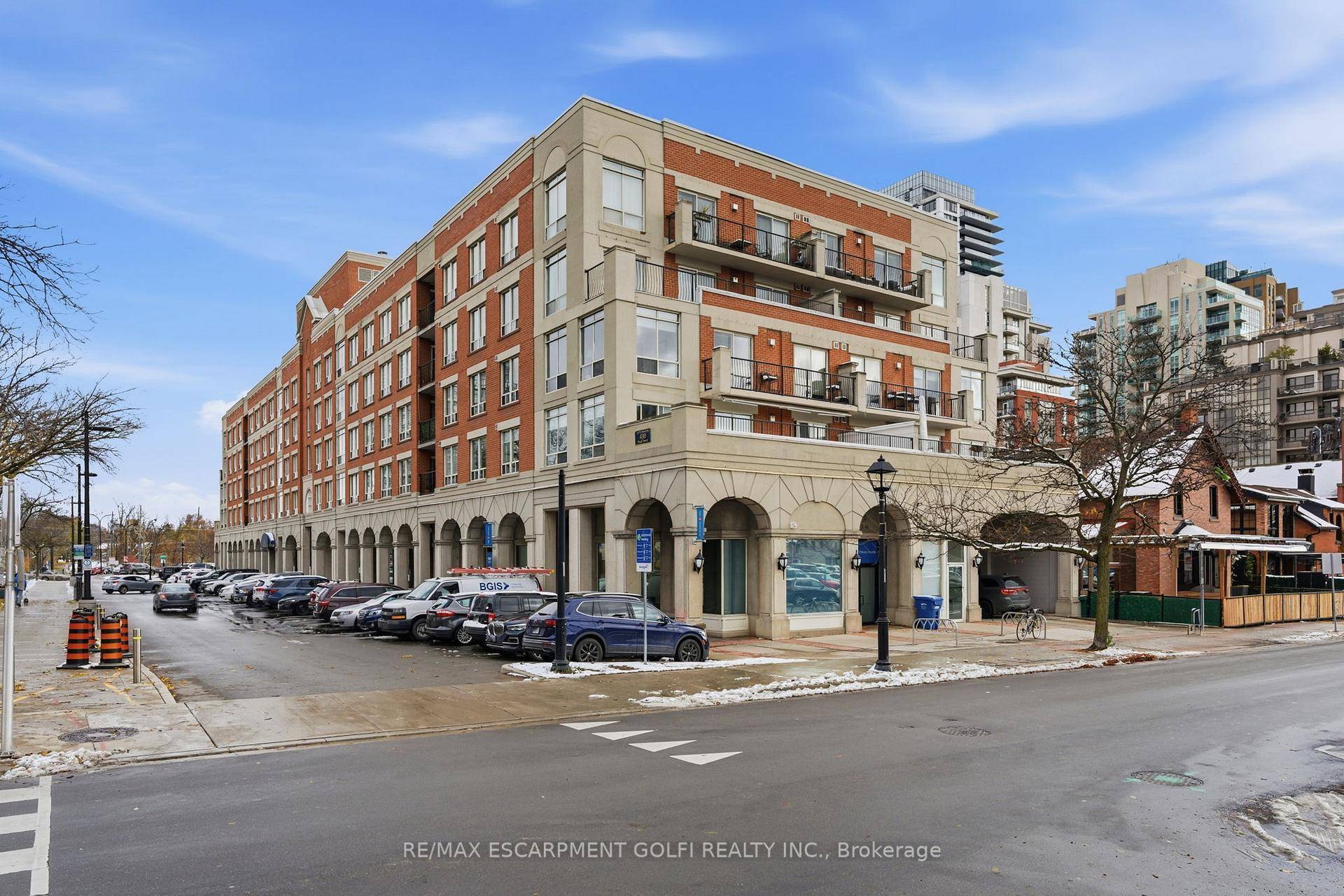 Beautiful Corner Suite by the Burlington Waterfront !