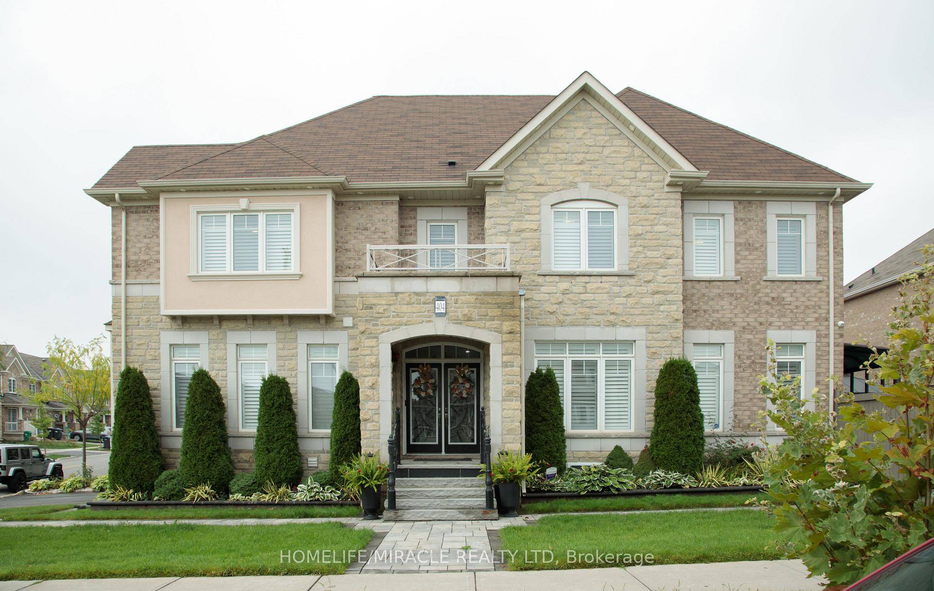 Welcome to 404 Queen Mary Dr a rare gem nestled and tastefully upgraded in one of Brampton's most desirable family friendly neighbourhoods !