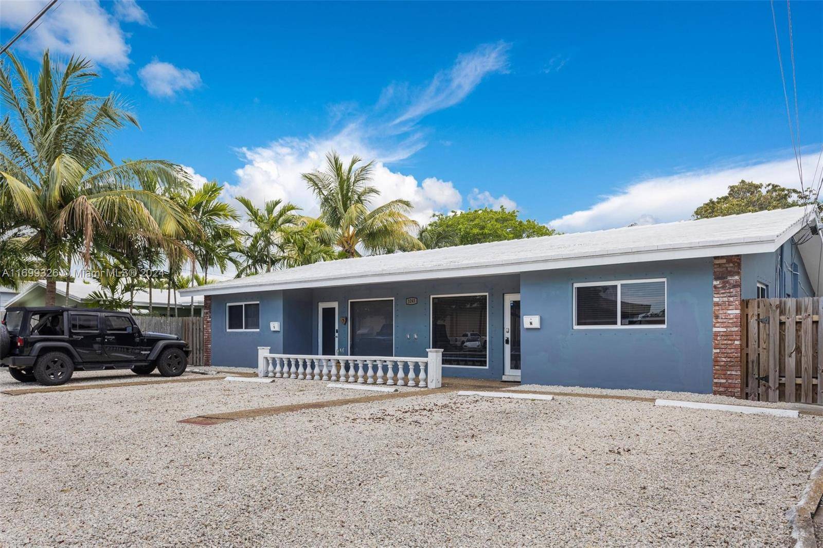 Discover this charming duplex in Oakland Park, offering 1, 350 sqft per unit, just minutes from the beach !