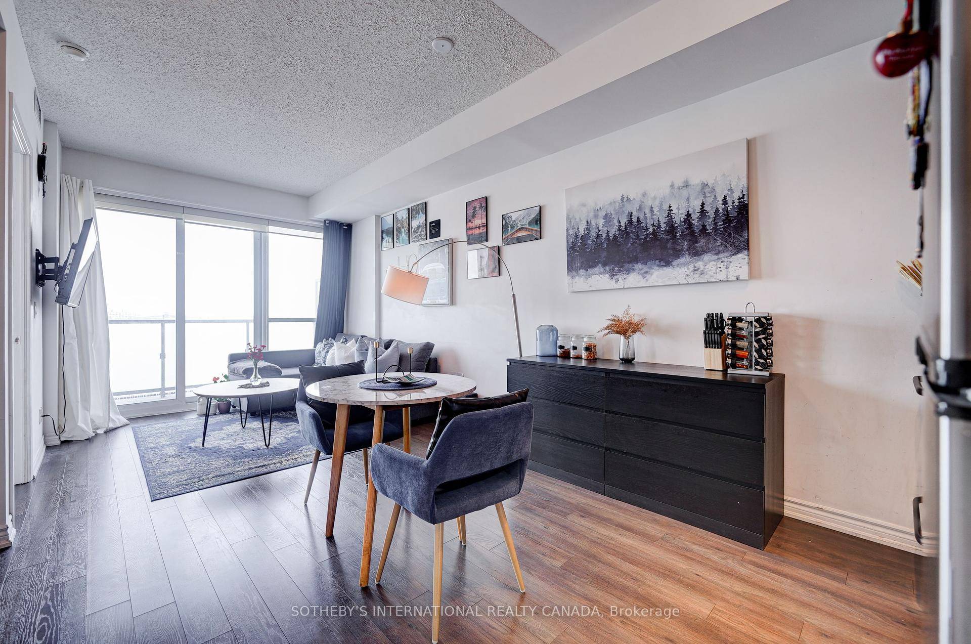 This Stunning 1 Bedroom Condo Boasts Gorgeous, Unobstructed North Facing Views, Affording AnAbundance Of Natural Light Through Floor To Ceiling Windows !
