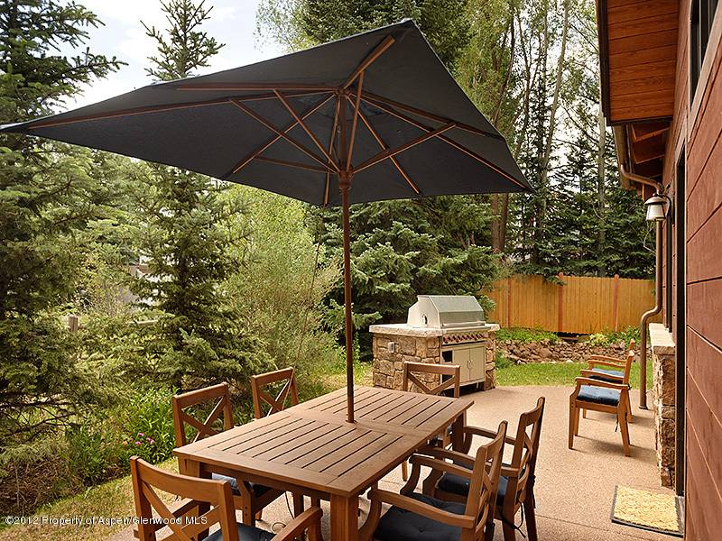 5 bedroom, 5 1 2 bath townhome with plenty of space for everyone to spread out !