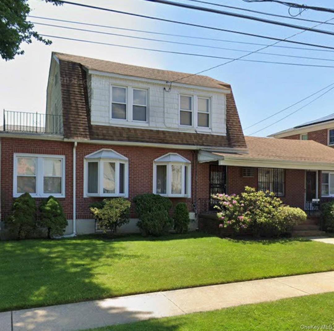 2 family detached in Whitestone on extra large lot