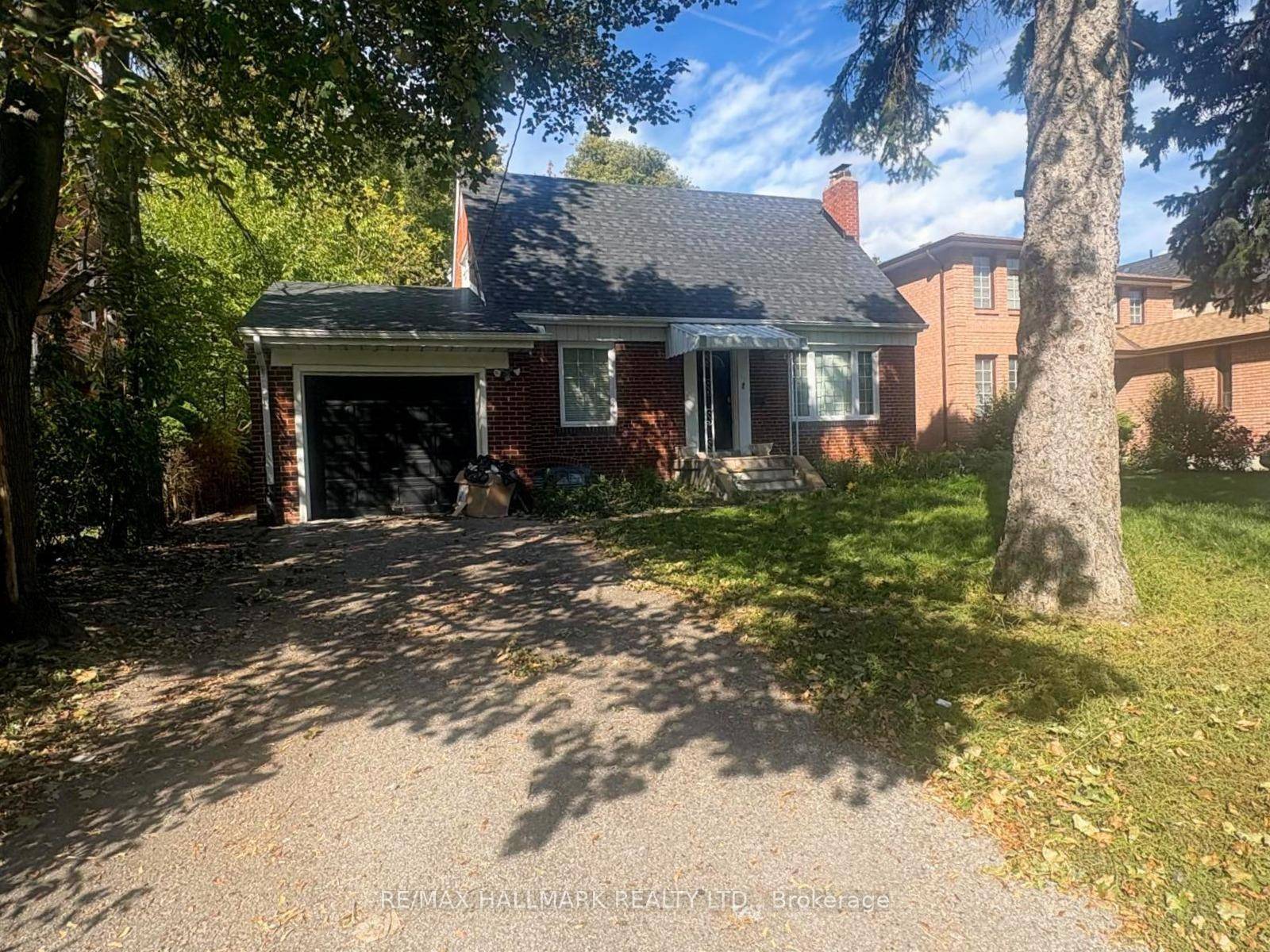 Great Opportunity to Lease Well Maintained 2 1, 3 Bath Family Home In Highly Desirable Thornhill Location !