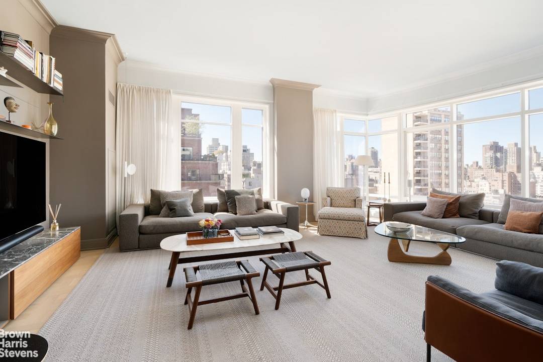 Experience elevated Upper East Side living on the 18th Floor at 200 East 79th Street, a boutique full service condominium perfectly positioned in the heart of Lenox Hill.