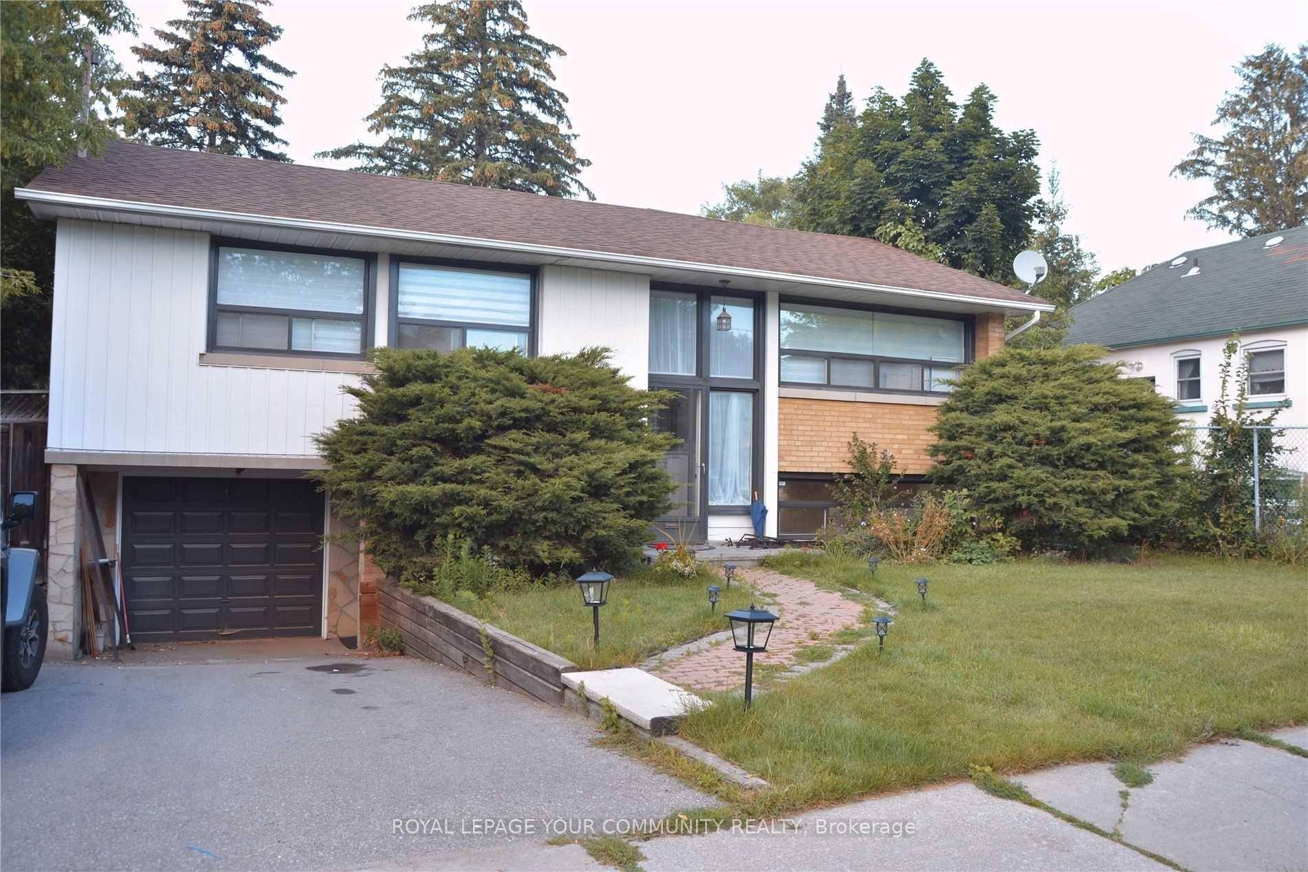 This spacious SOUTH facing unit feature with a full range of sunlight all day !