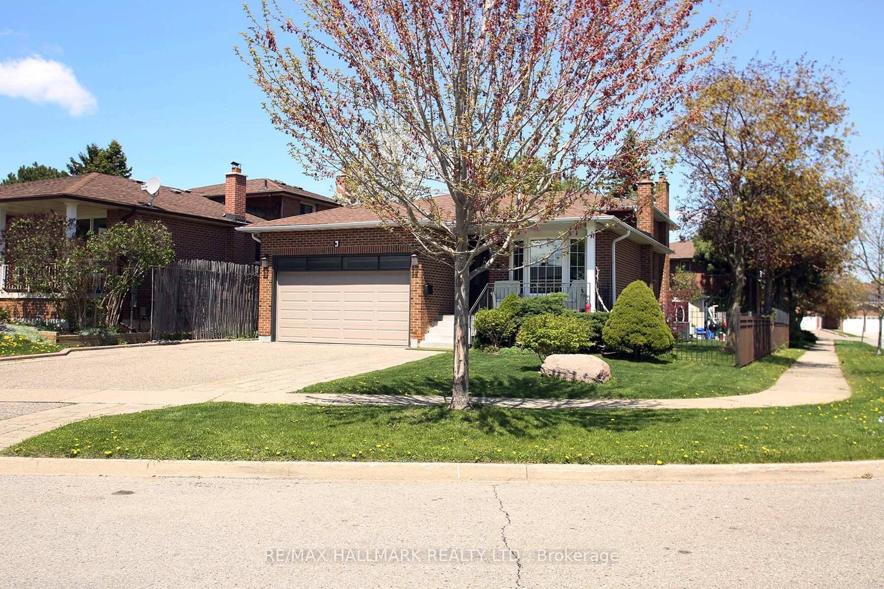 Beautiful and spacious 2 bedroom basement unit located in the prestigious Professors Lake community !