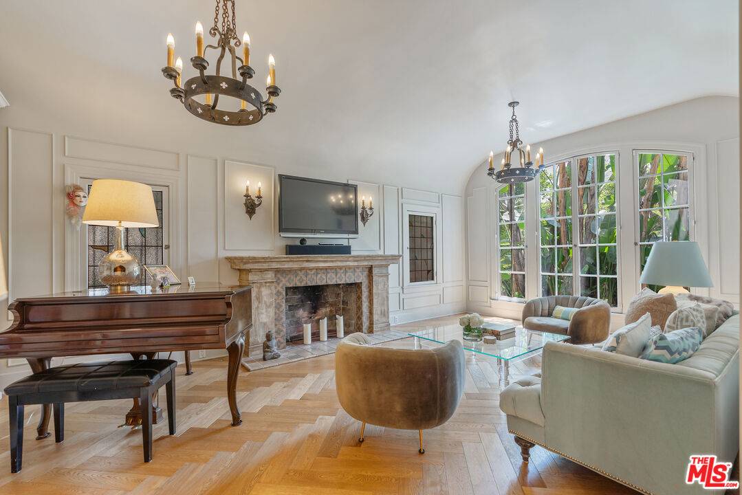 809 S Muirfield Rd 3BR Hancock Park La