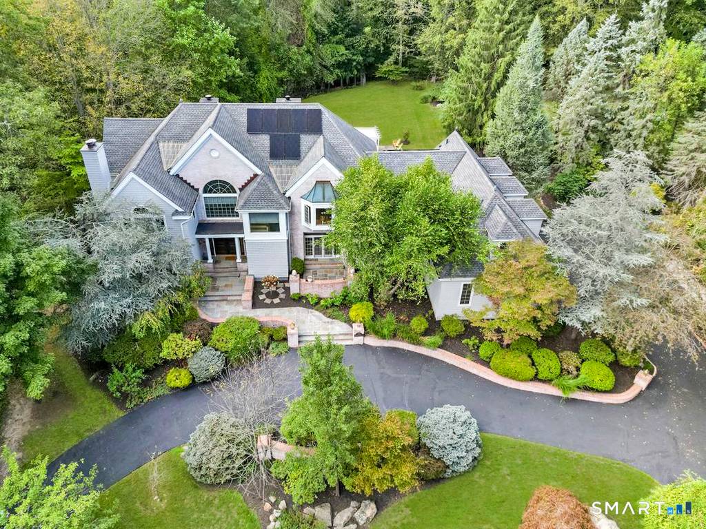 At the end of a quiet cul de sac, surrounded by 2.