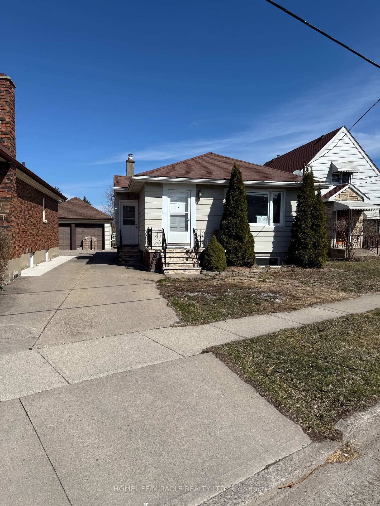 Great Opportunity ! Renovated Bungalow with a Basement Suite This bright and beautifully renovated 3 bedroom bungalow sits on a rare 238 ft deep premium lot, offering incredible space and ...