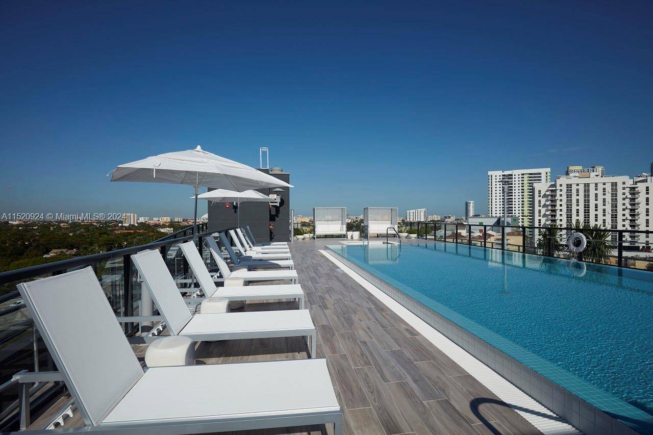 Immaculate and luminous 2 2 unit at modern Cassa Brickell Condo.