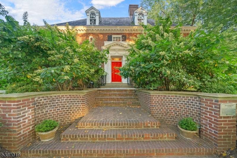 Welcome to this spectacular 5, 000 sq.