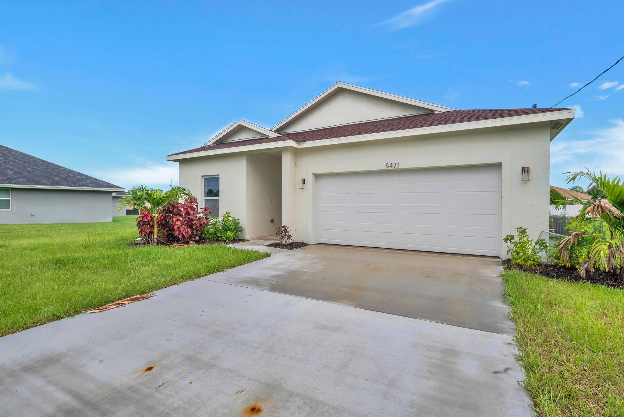 Stunning New Construction Home on Oversized Cul de Sac Lot !