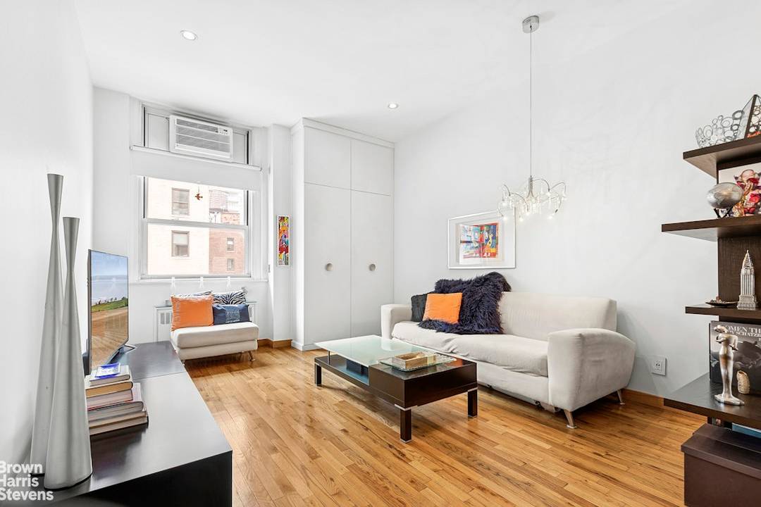 Welcome home to your bright, west facing One bedroom residence offering excellent natural light and a loft like feel enhanced by soaring 10 foot ceilings.