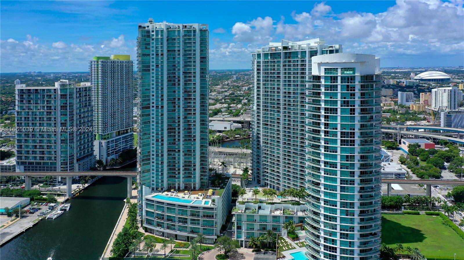 Stunning 2 bed, 2 bath condo in the heart of downtown Miami with a desirable split floor plan.