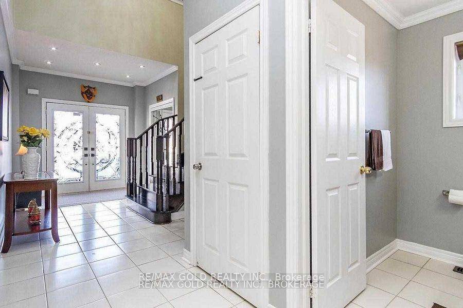 DETACHED HOUSE MAIN AND SECOND FLOOR HOUSE AVAILABLE FOR LEASE WITH 3 FULL WASHROOMS ON SECOND FLOOR AND ONE POWDER ROOM AT MAIN LEVEL, WHOLE HOUSE HAS HARDWOOD AND TILE ...