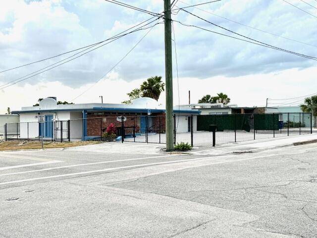 Great stand alone building, in the City Of Fort Pierce opportunity zone !