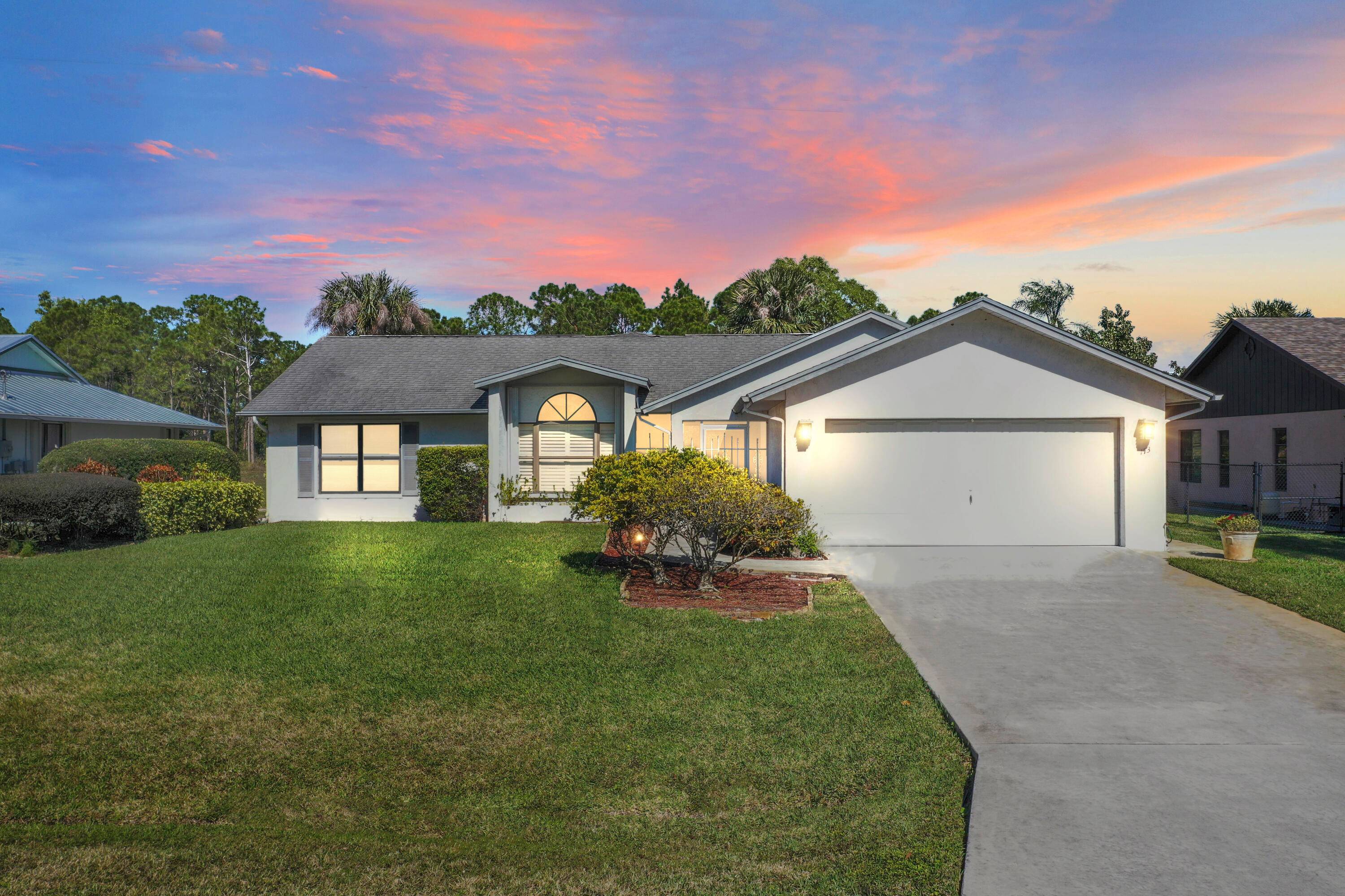 Nice pool home in a great location in Port St Lucie close to Crosstown Parkway, Port St.