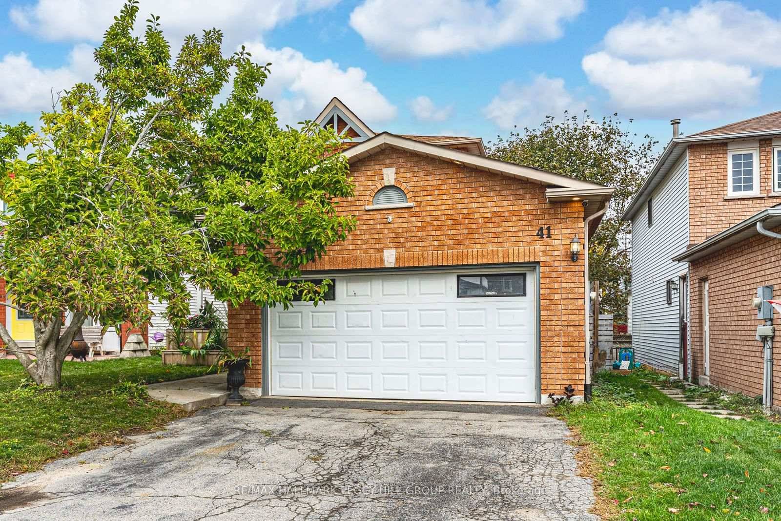 MOVE IN READY FAMILY HOME WITH AN INSULATED DOUBLE GARAGE, MODERN UPDATES amp ; QUICK ACCESS TO ALL AMENITIES !