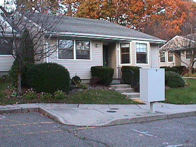 Lovely End Unit located in the heart of Huntington village with great shops and restaurants.